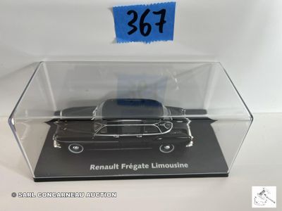 une maquette de voiture dans une vitrine transparente