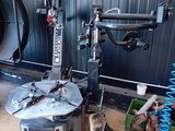 une machine qui se trouve dans un garage, à côté d'un tuyau d'arrosage