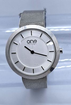 gros plan d'une montre-bracelet sur une table