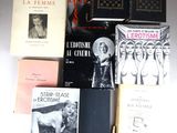 plusieurs livres sont posés les uns à côté des autres sur une surface blanche