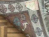 une photo en gros plan d'un tapis posé sur un parquet