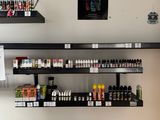 de nombreuses étagères sur lesquelles sont disposés différents types d'alcools