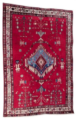 un tapis rouge et bleu orné d'un motif en forme de diamant