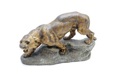 statue en bronze d'un chien sur un rocher sur fond blanc