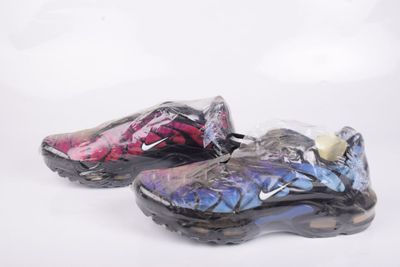 une paire de chaussures Nike Air Vapor Splatter sur fond blanc