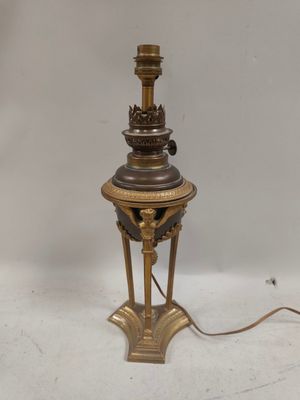 une lampe de table en laiton surmontée d'un abat-jour en verre
