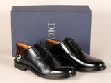 une paire de chaussures noires posée sur une boîte bleue