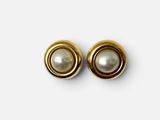 une paire de boucles d'oreilles en perles sur fond blanc