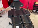 une pièce dans laquelle se trouvent une table, des chaises et d'autres objets
