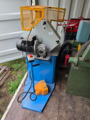 une machine posée sur une table devant un bâtiment