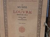 un livre posé sur une table