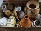 une boîte remplie de vases et d'autres objets