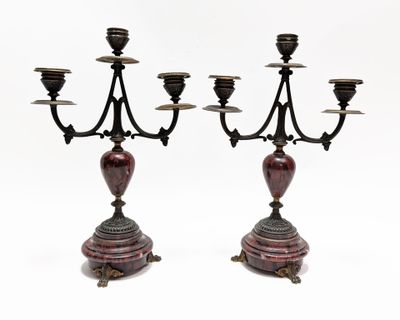 paire de candélabres anciens en laiton et marbre rouge