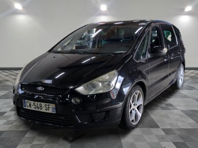 la photo d'une voiture noire garée dans un garage