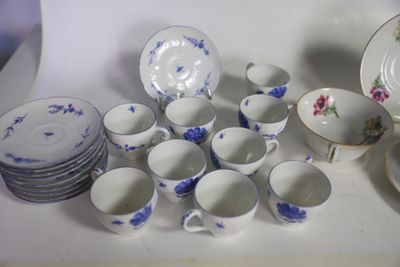 beaucoup de tasses et de soucoupes sur la table