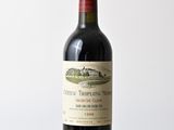 une bouteille de vin posée sur une table