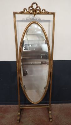 une image représentant un miroir à cadre doré posé sur un pied