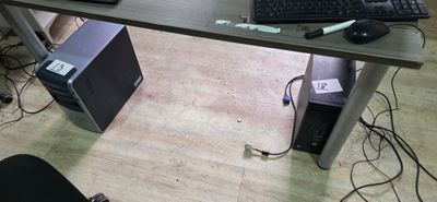 un bureau d'ordinateur sur lequel se trouvent un clavier et une souris
