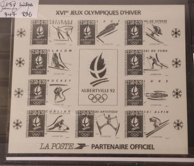 une photo d'une photo d'une affiche sur laquelle figurent les symboles olympiques