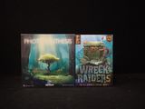 deux livres posés sur une table