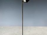 lampe sur pied composée de trois projecteurs montés sur un pied métallique