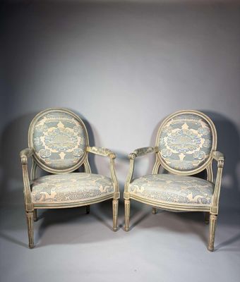 paire de fauteuils peints de style louis xvi