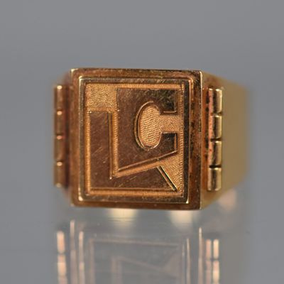 une image représentant une bague en or sur laquelle figure une empreinte digitale
