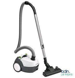 un aspirateur blanc et noir et un aspirateur noir et blanc