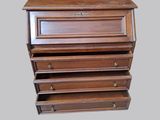 une photo d'une commode en bois à trois tiroirs