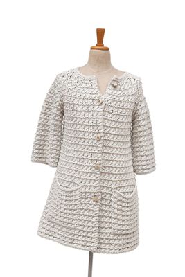 un gros plan sur une robe posée sur un mannequin