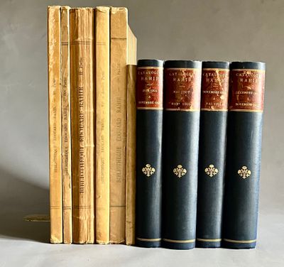 trois livres sont posés sur une table à côté d'une pile de livres