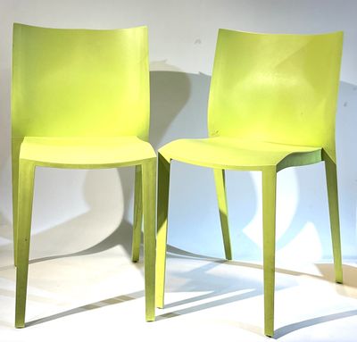 deux chaises jaunes placées l'une à côté de l'autre sur une surface blanche