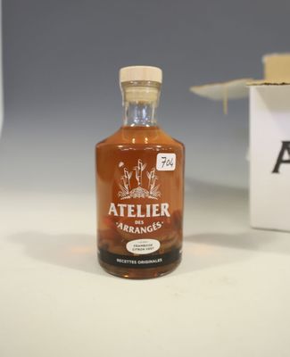 une bouteille d'alcool posée sur une table à côté d'une boîte