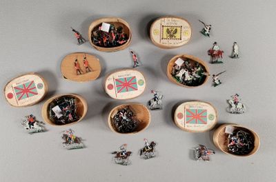 de nombreux petits bols en bois remplis de petites figurines