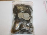 un sachet de pièces posé sur une feuille de papier
