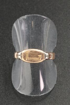 un anneau en verre transparent surmonté d'un anneau en or