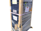une palette sur laquelle est empilée une pile de cartons