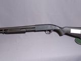 un fusil de chasse posé sur une table