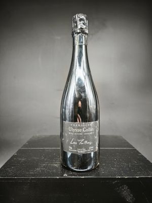 photo d'une bouteille de champagne posée sur une table noire