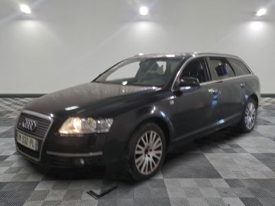 une image d'une audi wagon noire garée dans un garage