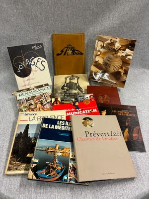 plusieurs livres sont posés sur une table les uns à côté des autres