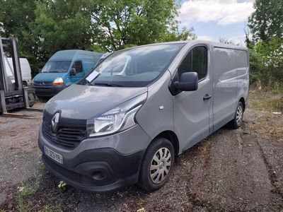une camionnette grise garée sur un parking