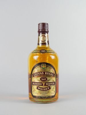 l'image d'une bouteille de whisky posée sur une table