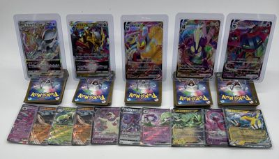 Jeu de cartes à collectionner Pokémon présenté dans des étuis en plastique posés sur une surface blanche