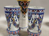 trois vases aux motifs variés posés sur une table