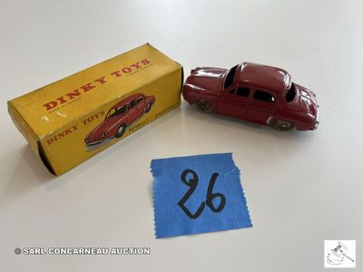 une petite voiture rouge posée à côté d'une boîte jaune