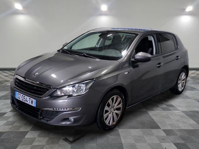 la voiture grise est garée sur un sol en damier dans le garage