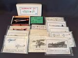 un lot de cartes posées sur une table
