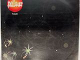 La pochette de l'album « Pulstar » est représentée sur un fond blanc.