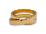 gros plan d'une bague en or sur fond blanc